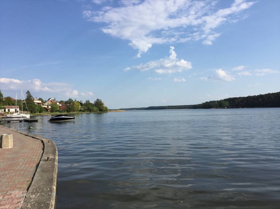 Apartament położony jest w zacisznej okolicy, mimo bardzo bliskiej odległości do wody oraz centrum Mikołajek.