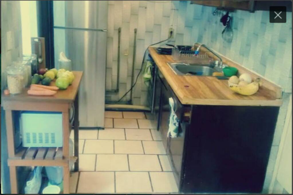 Amplia cocina integral con comida, herramientas y equipos disponibles