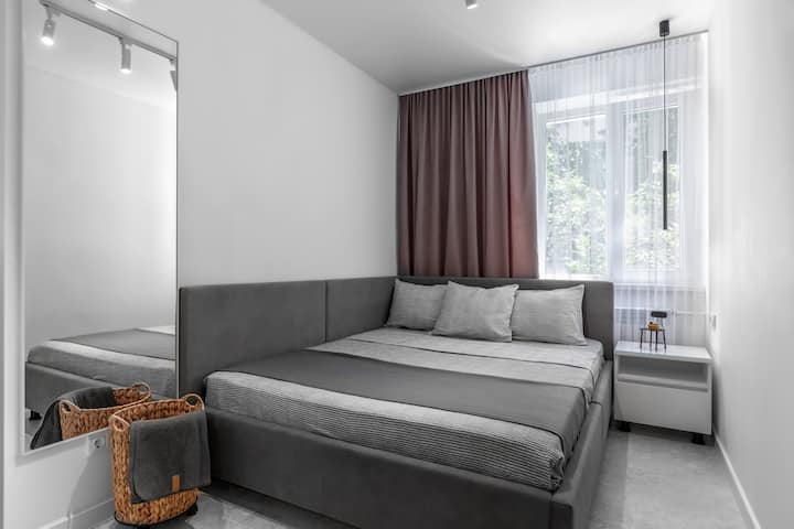 Detrás de la cortina está el aire acondicionado de invierno/verano.