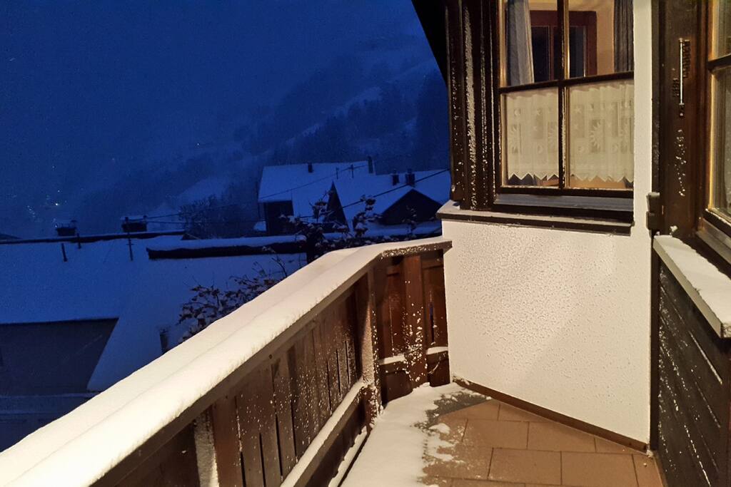 schöner Balkon ob am Tag oder in der Nacht