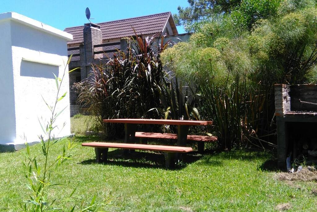Jardín y parrillero