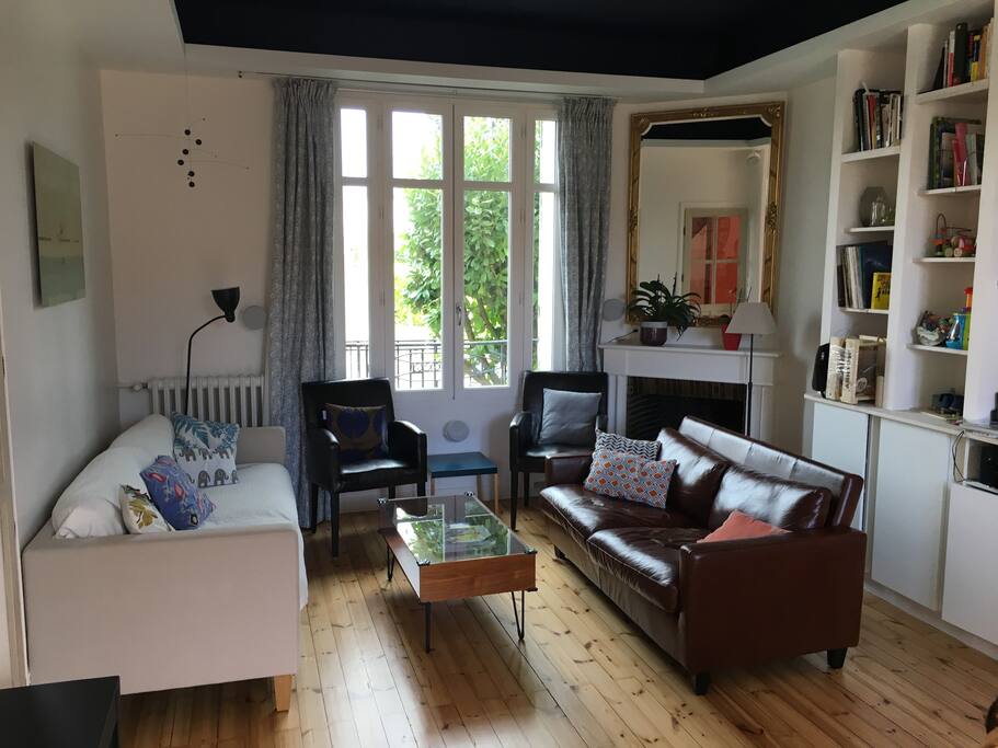 Salon avec chaîne HIFI intégrée.
Videoprojecteur avec écran géant pour regarder des films/Séries. Lecteur de DVD