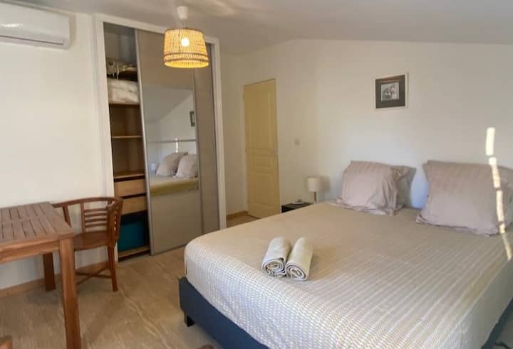 Dhomë gjumi 1 kat më lart. Pamje nga kopshti
Krevat 160 cilësi hoteli 