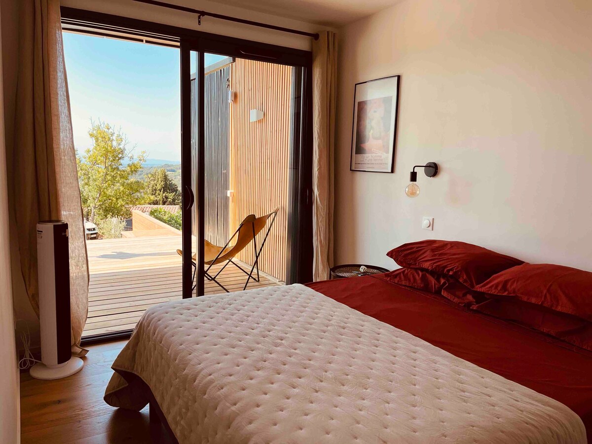 Dormitorio 1. Este es el dormitorio un poco más grande. Cama de matrimonio (160 cm de ancho). Esta es una cama individual, por lo que se puede dividir en dos individuales de 80 cm. La habitación también tiene un armario abierto. La habitación tiene puertas correderas dobles que se abren en la terraza de madera de 4 metros de profundidad.