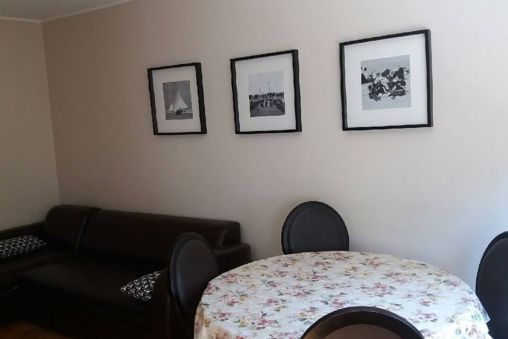 Salon z rozkładanym łóżkiem, stół i 4 krzesła, TV, Wifi