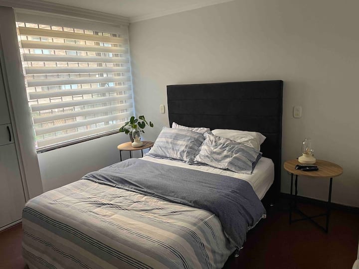 Მთავარი ალკობა ორადგილიანი საწოლით, სააბაზანოთი და გარე ხედით 