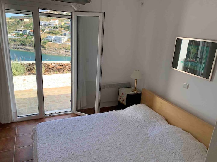 Chumba kikuu cha kulala chenye mwonekano na mawimbi ya sauti!