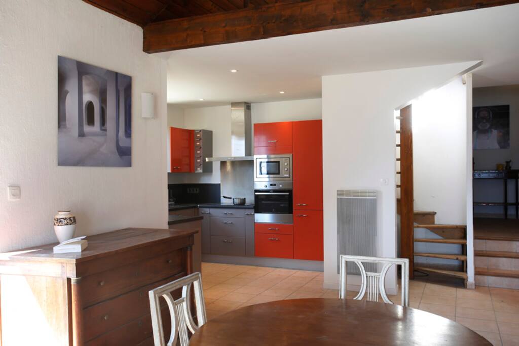 Vue du salon, salle à manger vers la cuisine, toute équipée.