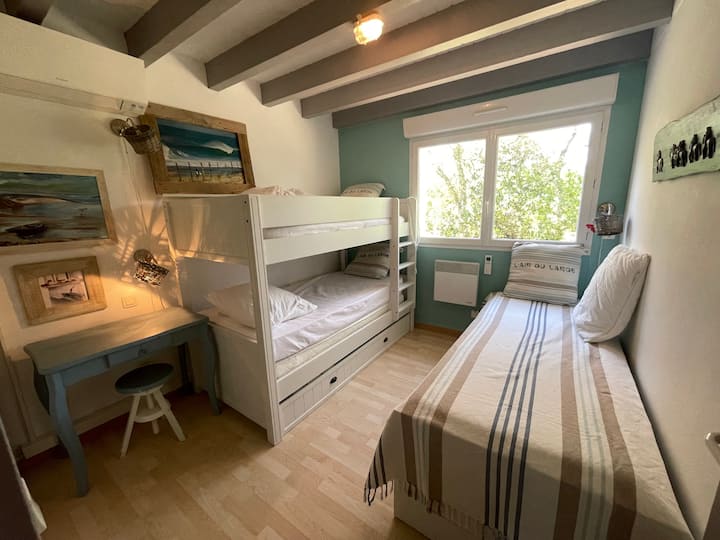 Климатизирана детска соба со поглед кон шумата за гледање верверички