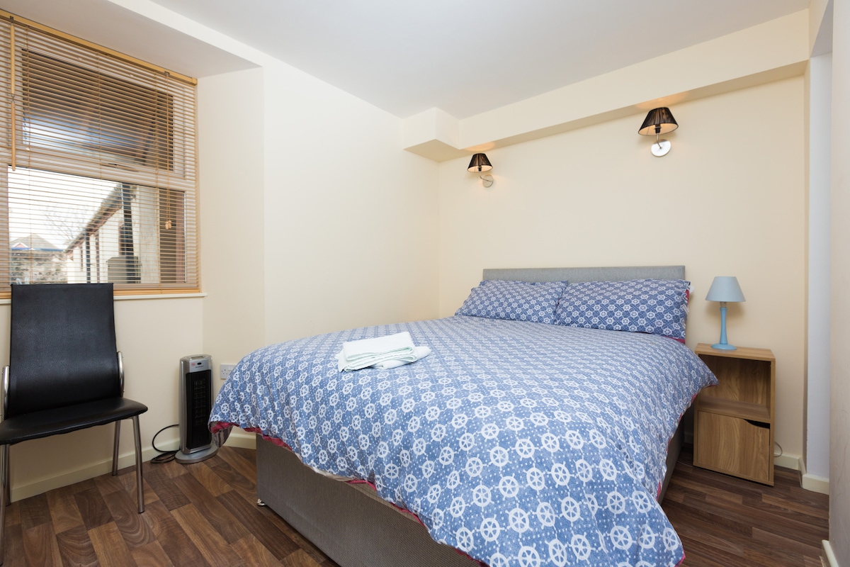 Tweepersoonskamer met uitzicht op de binnenplaats