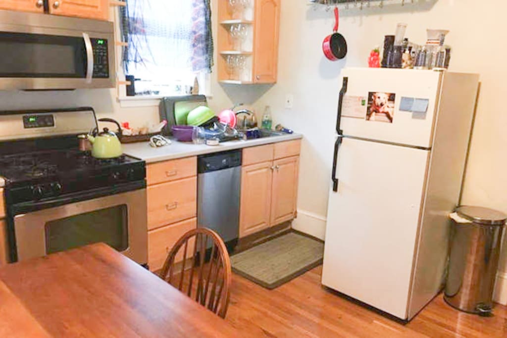 Kitchen, fridge, oven, stove, sink, dishwasher, table (seats 3)