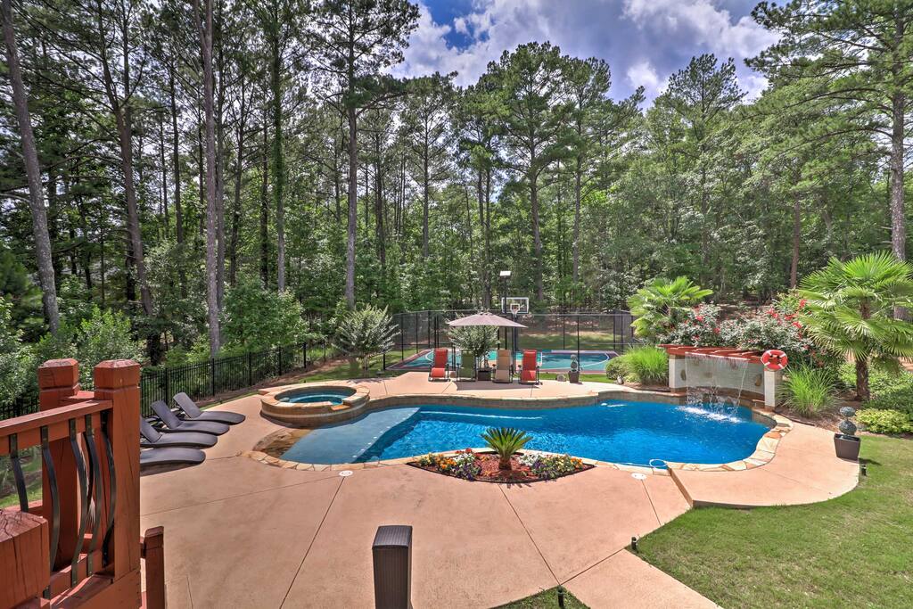 Enjoy sunny afternoons by the pool, and shoot some hoops on the private basketball court!