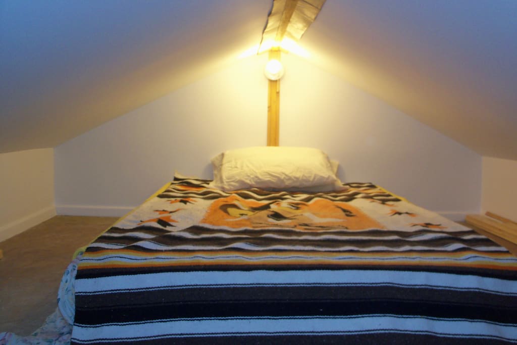 Cabane "New Home". Lit simple en haut dans la maisonnine