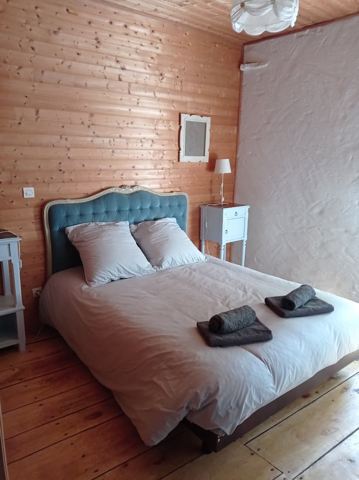 חדר שינה 2 עם מיטה זוגית.