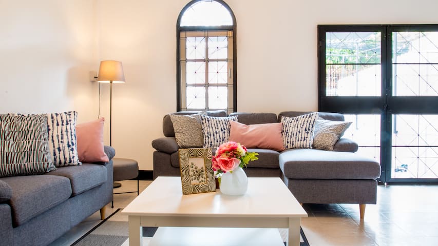 Neveu:The Casa, 5 bedrooms Apt@MRT Sutthisan