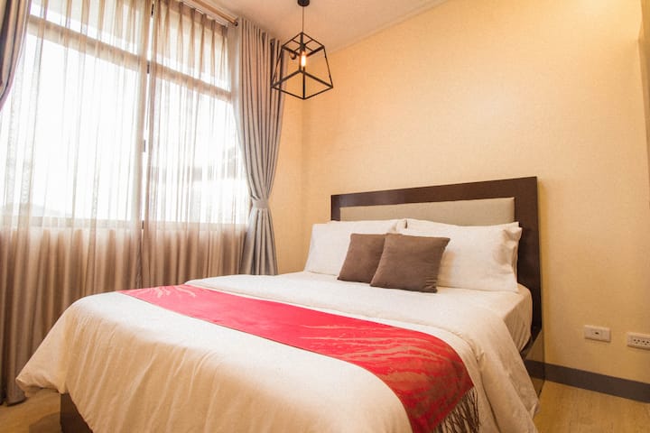 חדר פינתי עם נוף לכפר ולהרים!