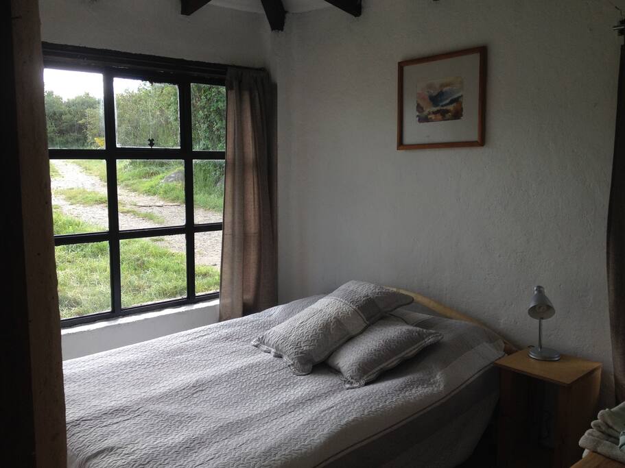 Bella habitación matrimonial da al norte, buen sol de la mañana.