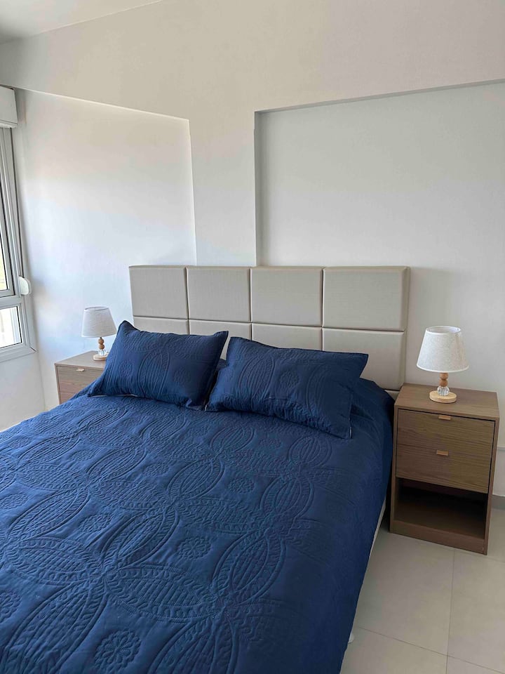 Habitación con cama matrimonial con vistas al mar 