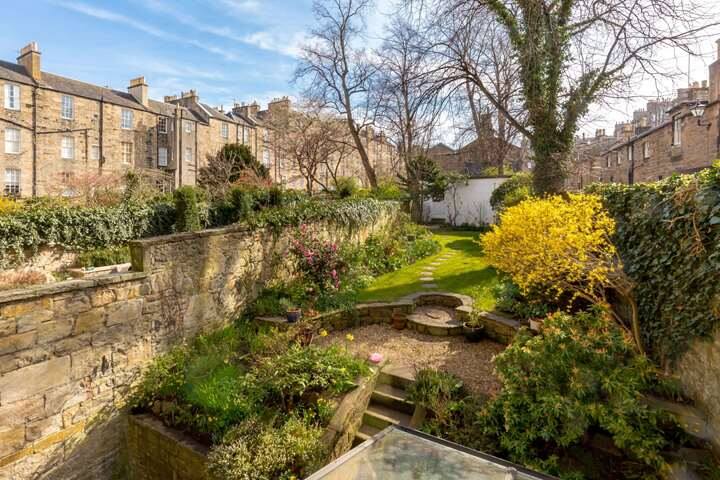 4 bed Georgian town house with lovely garden gallery image 5