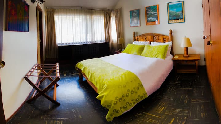 Dhomë me banjë ngjitur. Krevat dopio standard me ndriçim të mirë nga dritarja e gjerë. Zgjatje dollapi për qëndrime të gjata . Kuti sigurie 