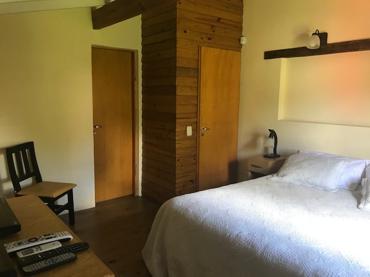 Izba 1 na poschodí: s manželskou posteľou, vlastnou kúpeľňou, televízorom a vzduchom (teplá/studená).