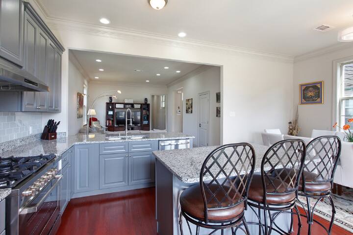 Uptown Gem 4 King beds (New Cleaning protocole!) gallery image 3