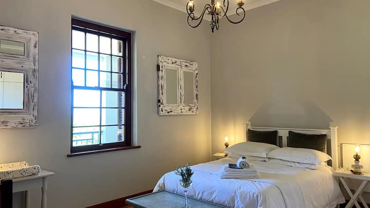 Ფართო საოჯახო ოთახი ორადგილიანი საწოლით.