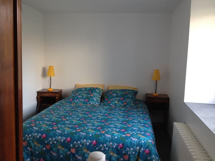 חדר שינה 1: מיטה זוגית, מיטת קווין סייז 160x200 ס"מ.