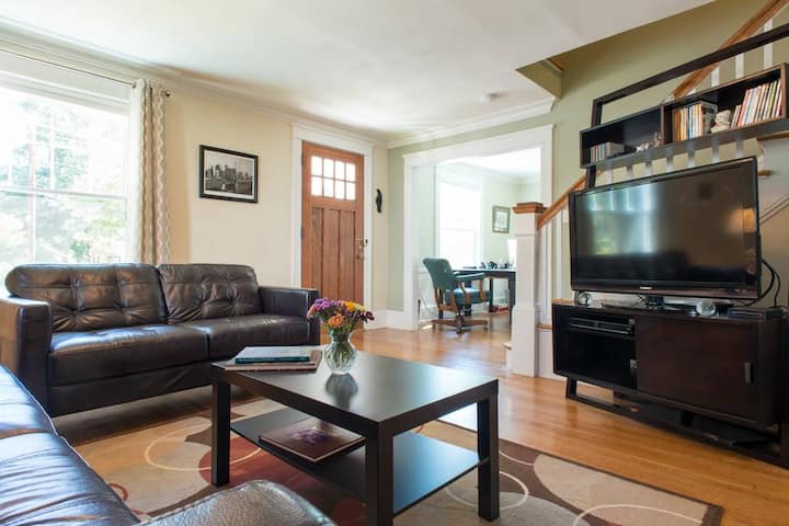 Colonial Home Near Shrewsbury Center - Shrewsbury, MA
