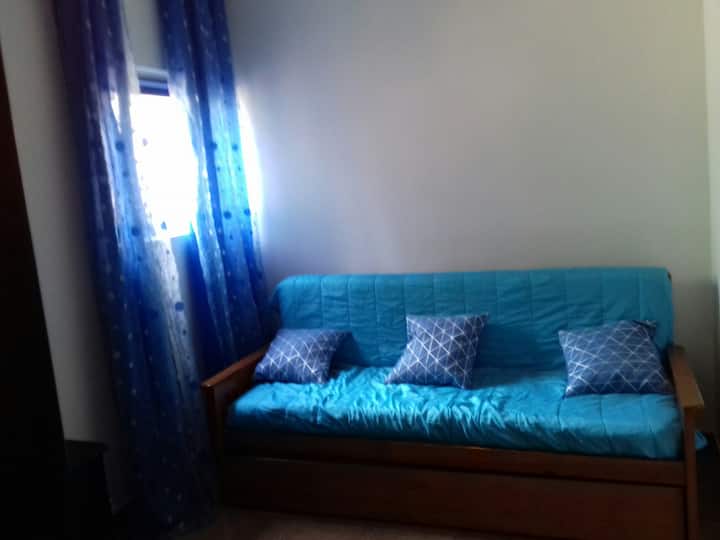 Всекидневна/Спалня с пружинен диван с асансьор