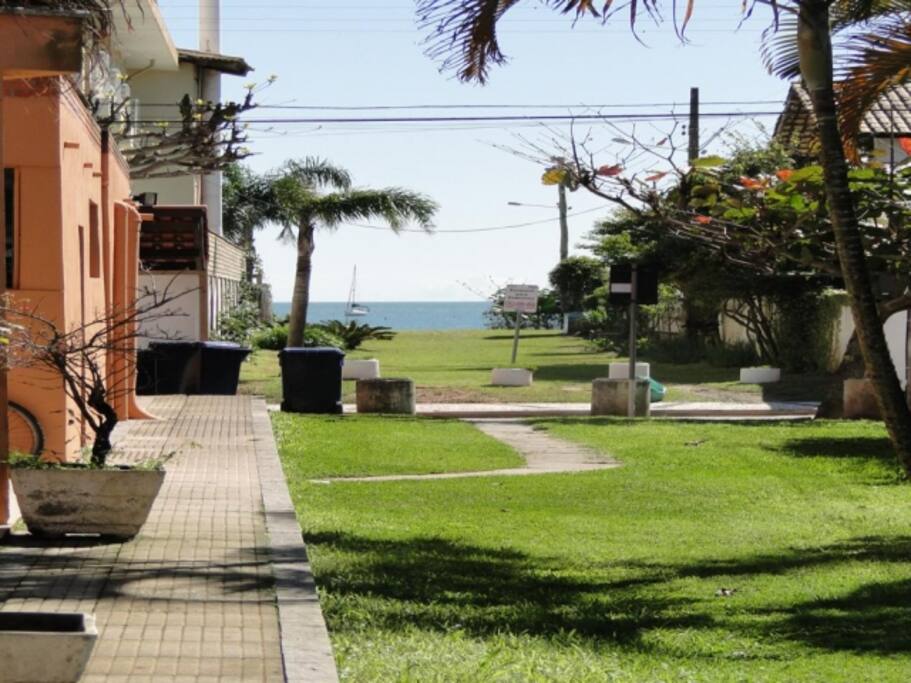 Vista na saída do apto pela alameda (rua gramada que dá acesso a praia)