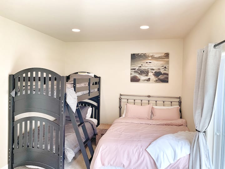 Dhoma e tretë e gjumit ndodhet në katin e poshtëm me krevat dopio "Queen" dhe krevat marinari.