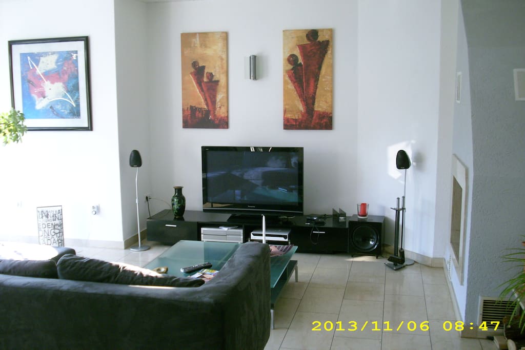 Wohnzimmer mit TV und Kamin