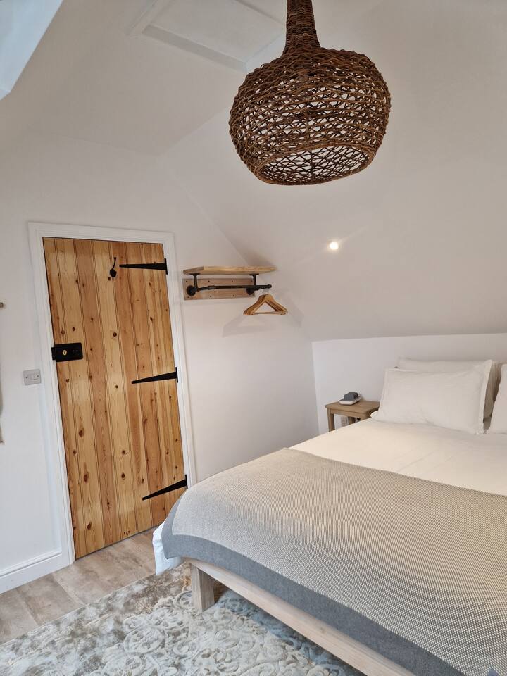 Bedroom 1: King size bed