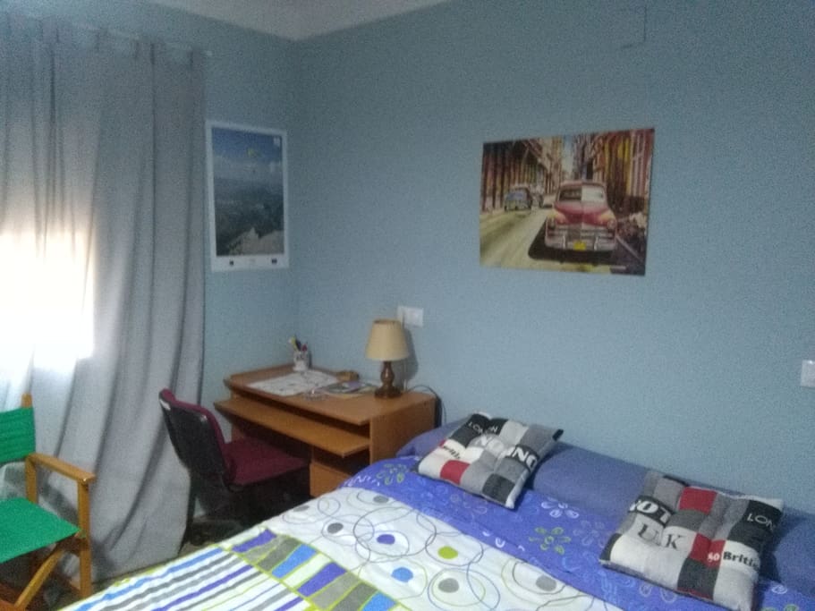 cama, escritorio, ventana soleada