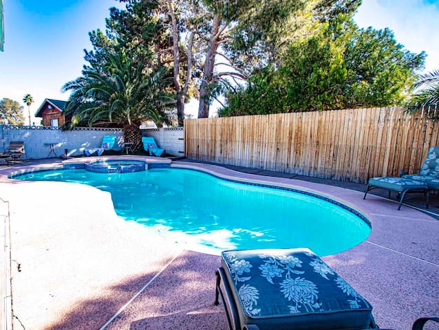 Large home with pool, Near Las Vegas Strip