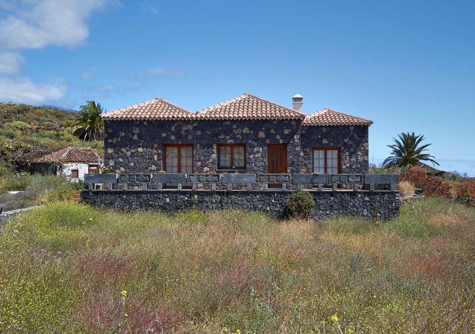 Casa amplia con paredes de piedra de nueva construcción.