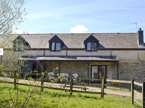 Rustic Stone Barn w/direct river access / Hot Tub