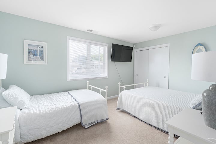 Bedroom #1, Queen bed with a twin bed.