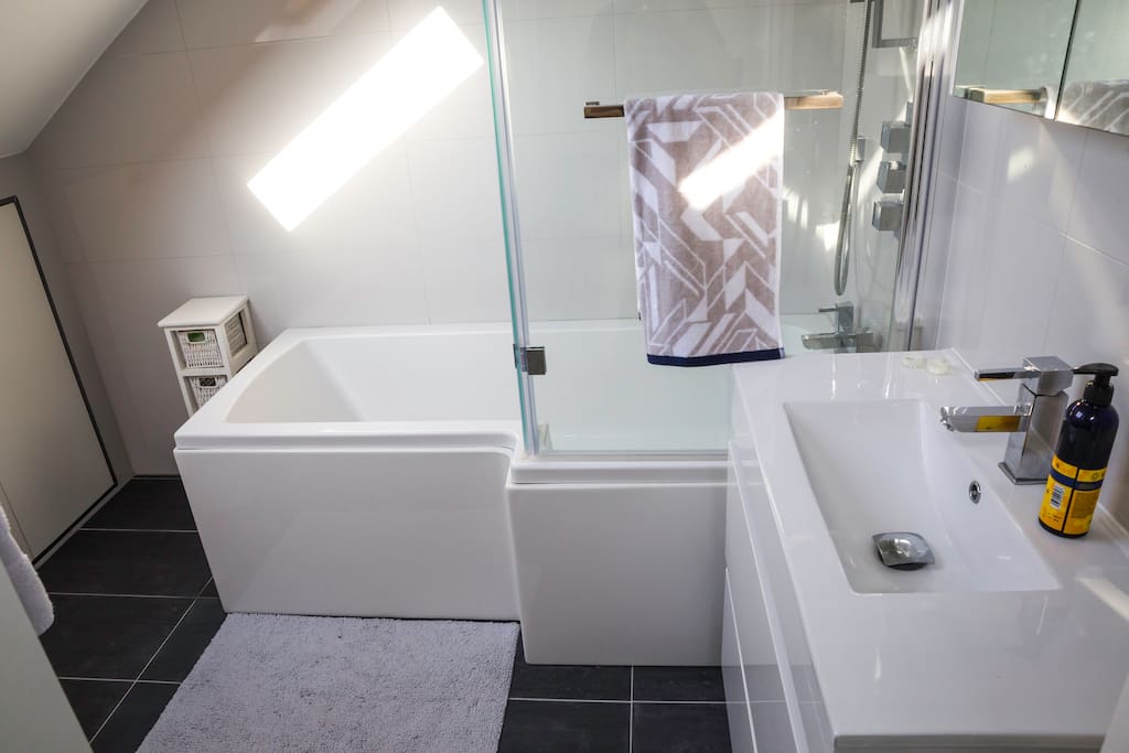 En suite bathroom with large bath (great if your a big person or 2 people :)