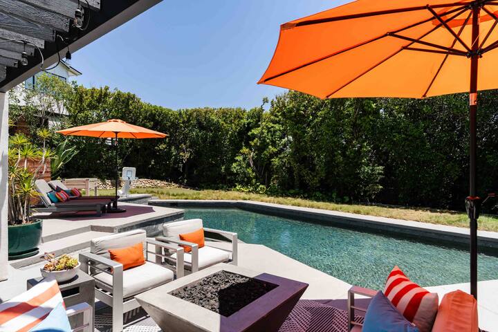 Sophisticated Designer Home w/ Guest House & Pool! gallery image 5