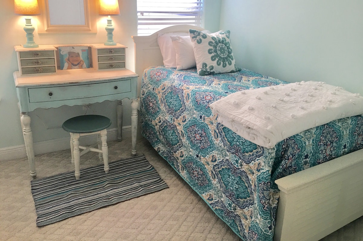 Derde slaapkamer met uitschuifbed en inloopkast. 