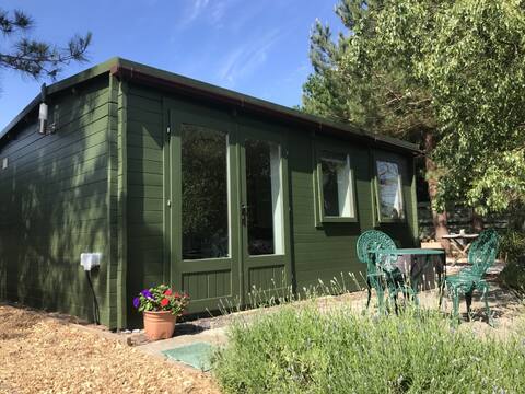 Cosy cabin only ten minutes drive from coast