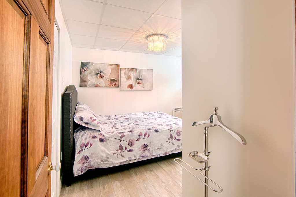 Chambre lit Queen.
Bed room queen size bed.