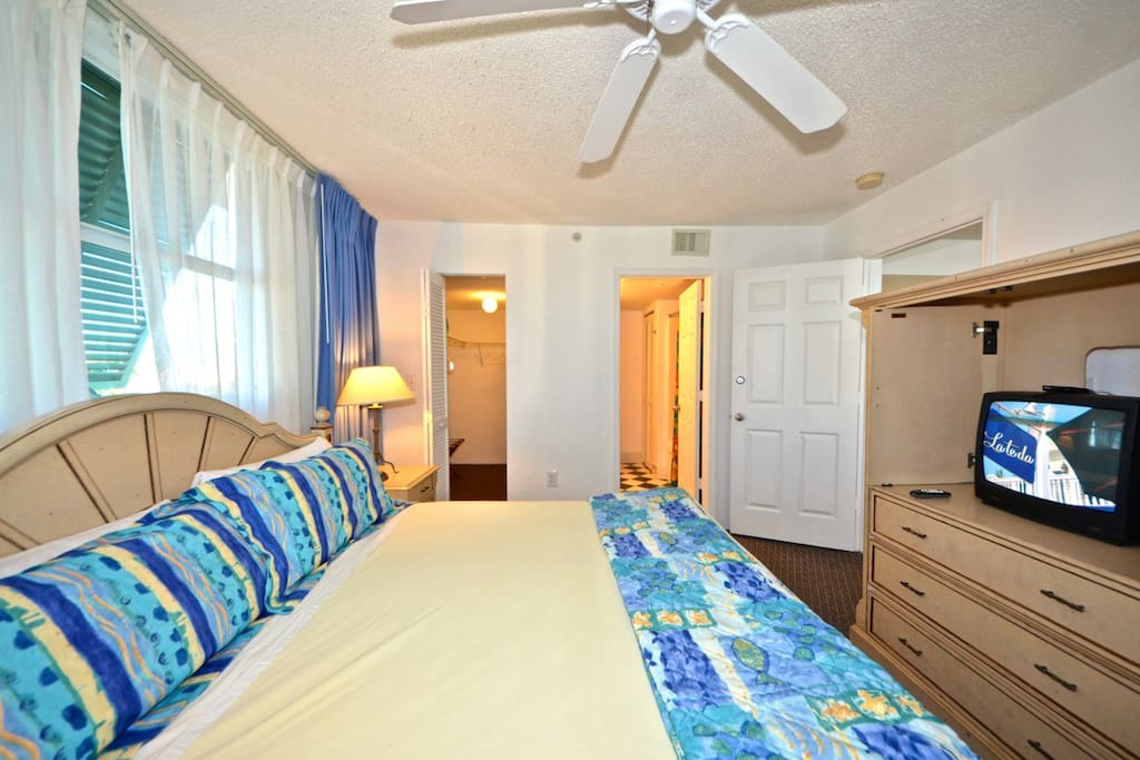 Large rooms connected to the living room