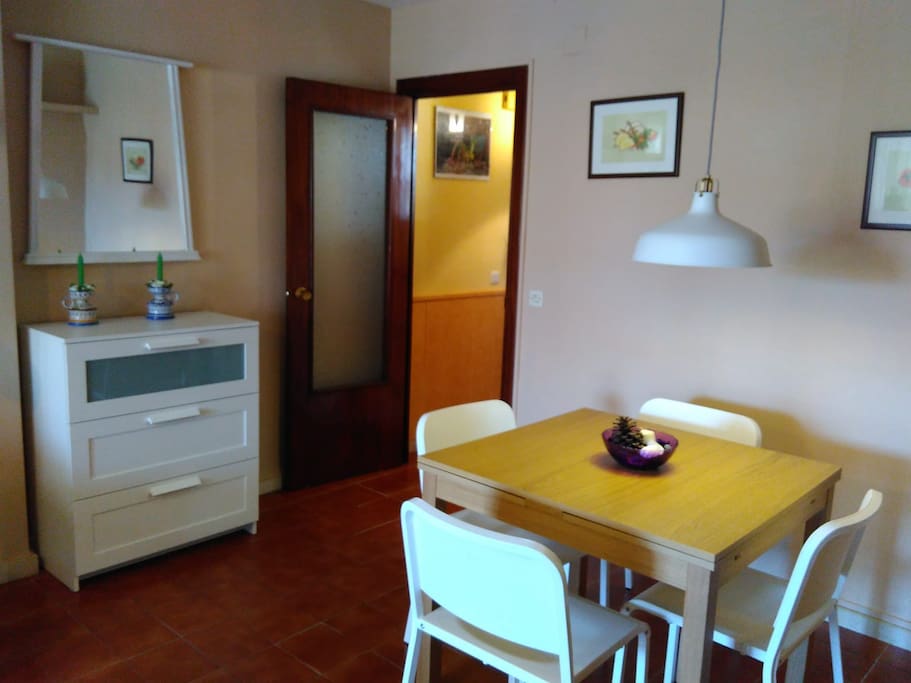Zona de comedor en salón junto a la entrada.