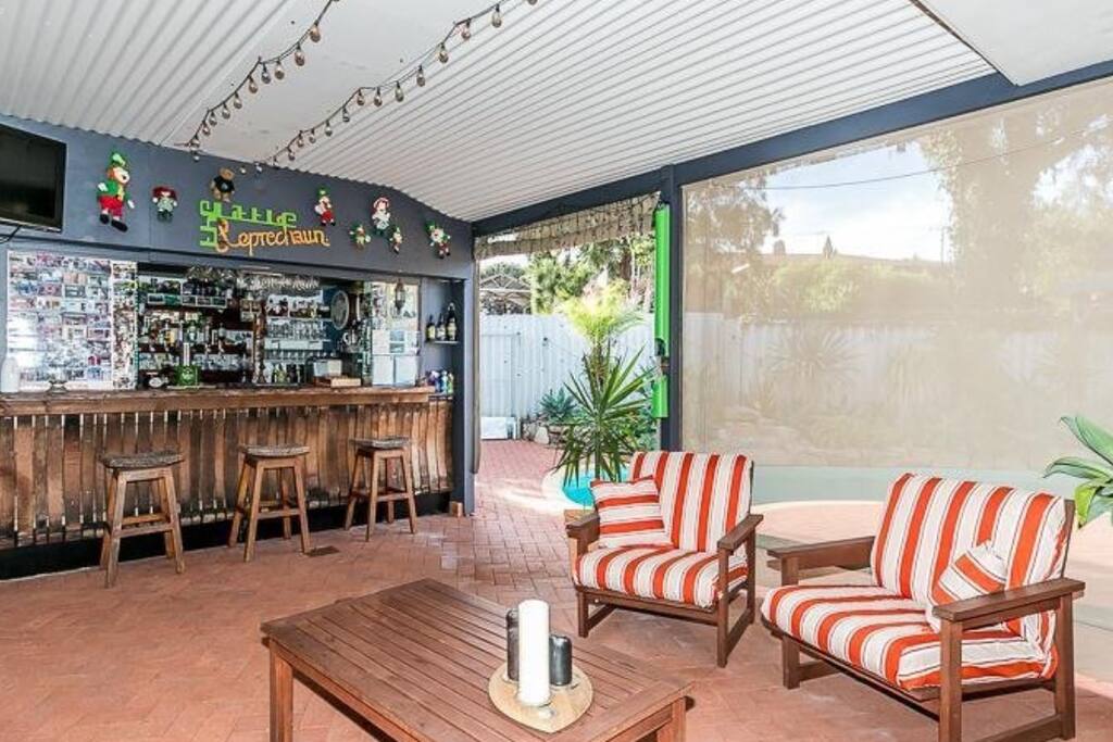 Bar & lounge area
