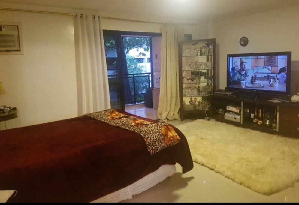 Todos os quartos são amplos e confortáveis .