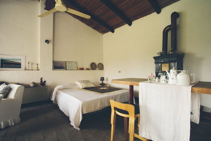 ESPACIO ABIERTO EN EL JARDÍN (suite DE 40 m, ben , cocina esquinera, baño )