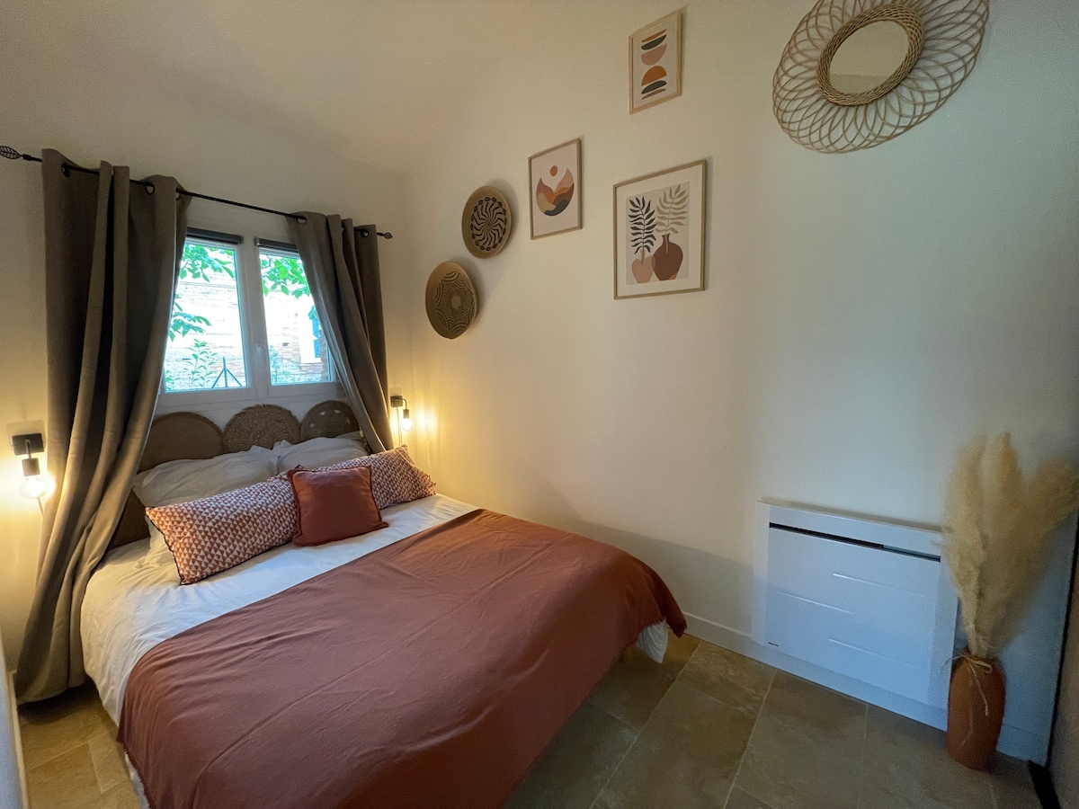 Chambre avec un lit en 160 au calme dans le bâtiment « gîte ». 